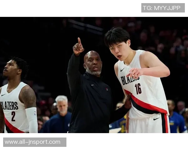 杨瀚森的发型之争:剃掉锅盖头选择寸头或光头更显魅力 杨瀚森的发型之争:剃掉锅盖头选择寸头或光头更显魅力