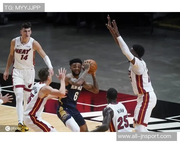 锡安随队客战迈阿密前夕探访Unrivaled联赛并进行训练活动